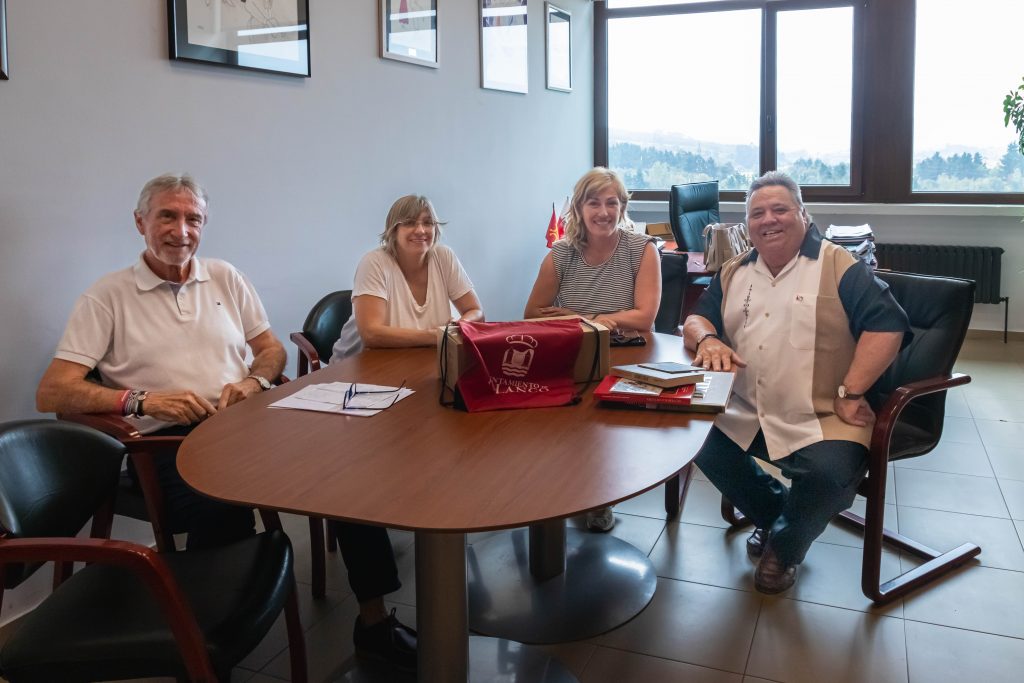 La alcaldesa, Rosa Díaz, junto a los concejales Alicia Martínez y Avelino Rodríguez en la reunión con el presidente de la Casa de Cantabria en Camagüey, Orlando González