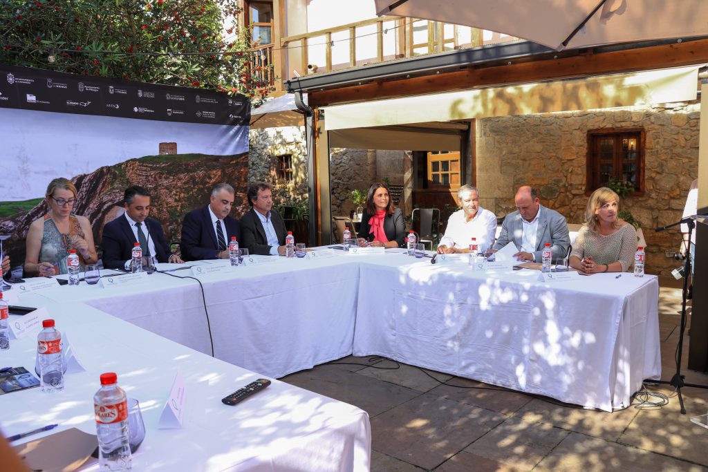 La alcaldesa de Polanco, Rosa Díaz, participando en la primera reunión del comité de gobernanza de Costa Quebrada