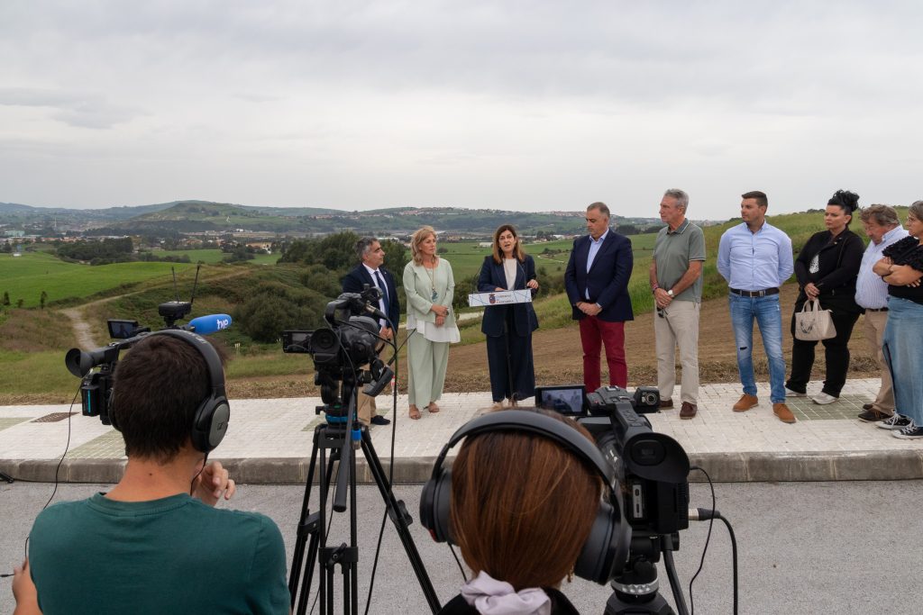 La presidenta, el consejero y la alcaldesa en la presentación del plan de vivienda