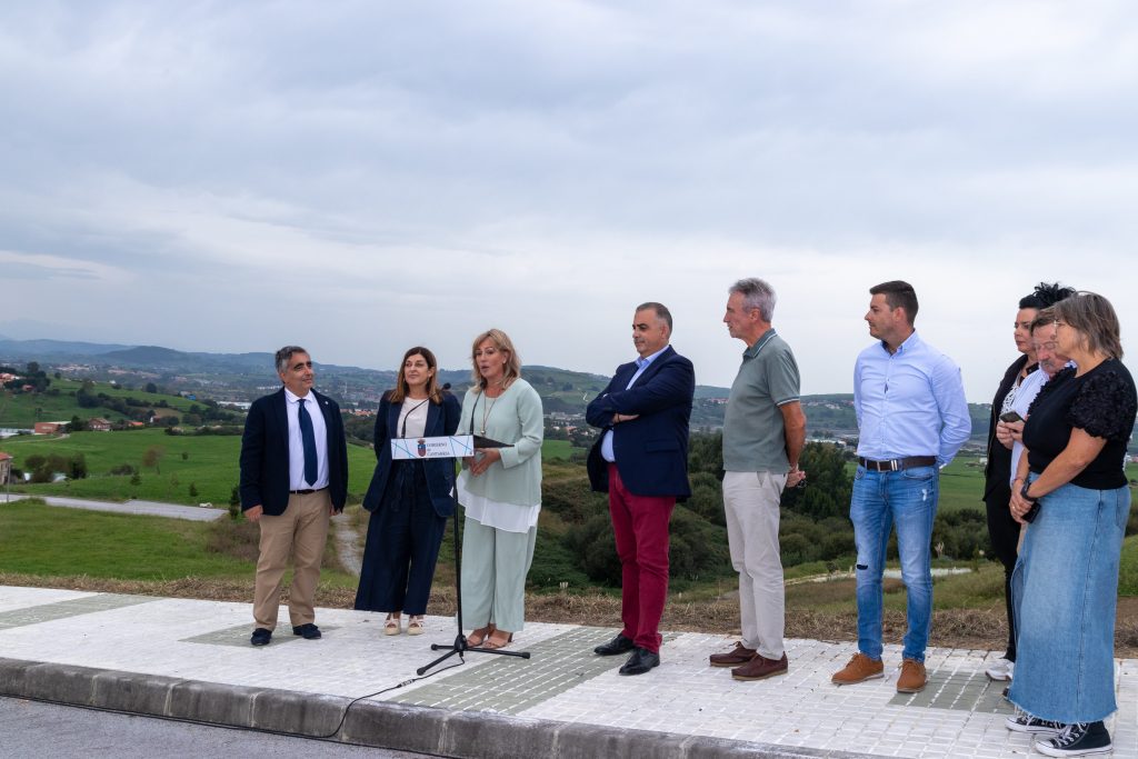 La presidenta, el consejero y la alcaldesa en la presentación del plan de vivienda