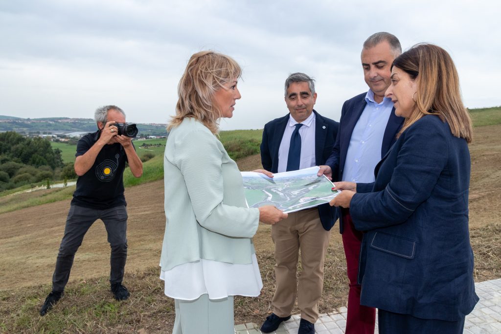 La presidenta, el consejero y la alcaldesa, entre otros, observan un plano de la actuación en el Alto de Pedroa, en Polanco