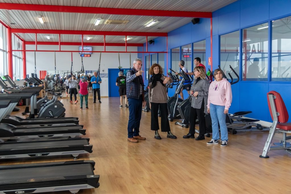 La alcaldesa, Rosa Díaz, y el concejal de Deportes, Avelino Rodríguez, revisan las instalaciones del gimnasio del polideportivo de Requejada