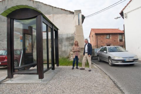 Alcaldesa y concejal junto a Marquesina Posadillo