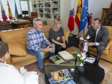El consejero Guillermo Blanco en su reunión con la alcaldesa de Polanco, Rosa Díaz Ferñández, y los concejales Avelino Rodríguez Muriedas y Alicia Martínez Bustillo
