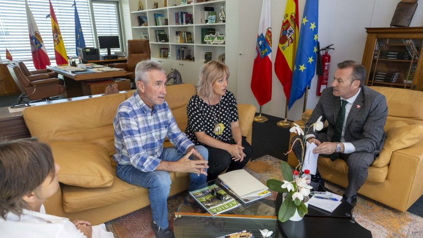 El consejero Guillermo Blanco en su reunión con la alcaldesa de Polanco, Rosa Díaz Ferñández, y los concejales Avelino Rodríguez Muriedas y Alicia Martínez Bustillo