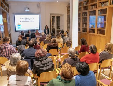 La alcaldesa y la concejal durante un acto con mujeres de Polanco para avanzar en la redacción del Plan de Igualdad del municipio