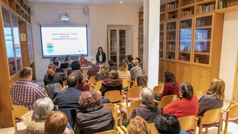 La alcaldesa y la concejal durante un acto con mujeres de Polanco para avanzar en la redacción del Plan de Igualdad del municipio