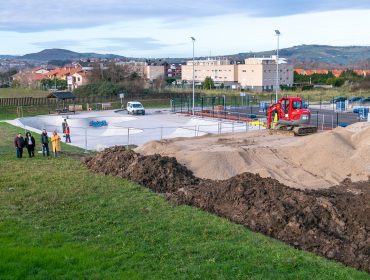 La alcaldesa, Rosa Díaz Fernández, y el concejal de Obras, Avelino Rodríguez Muriedas, en una visita a las obras del Pump Track de Requejada