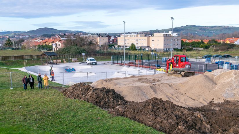 La alcaldesa, Rosa Díaz Fernández, y el concejal de Obras, Avelino Rodríguez Muriedas, en una visita a las obras del Pump Track de Requejada