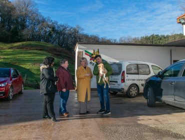 La alcaldesa de Polanco, Rosa Díaz Fernández, y los concejales de Medio Ambiente y Barrios durante una reciente visita a las instalaciones del Centro Canino Besaya