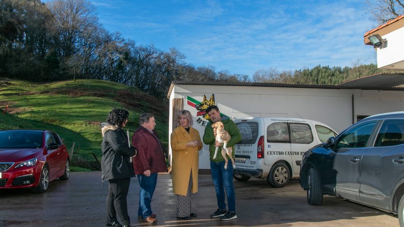 La alcaldesa de Polanco, Rosa Díaz Fernández, y los concejales de Medio Ambiente y Barrios durante una reciente visita a las instalaciones del Centro Canino Besaya