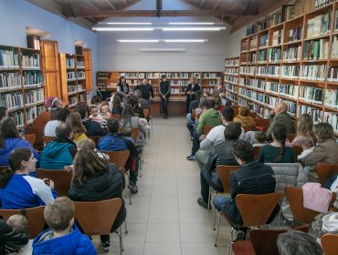 La alcaldesa, Rosa Díaz, junto a la concejal de Cultura y los niños y padres