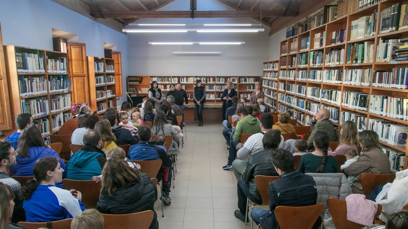 La alcaldesa, Rosa Díaz, junto a la concejal de Cultura y los niños y padres