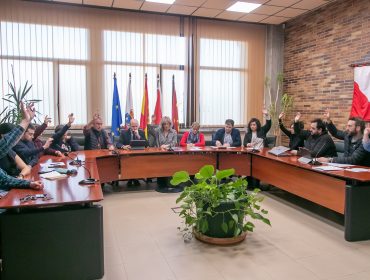 Pleno de Polanco presidido por la alcaldesa, Rosa Díaz Fernández, durante una votación