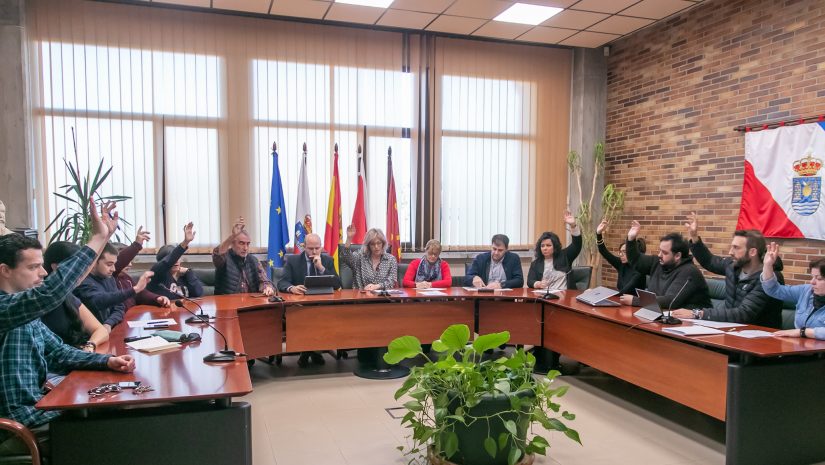 Pleno de Polanco presidido por la alcaldesa, Rosa Díaz Fernández, durante una votación