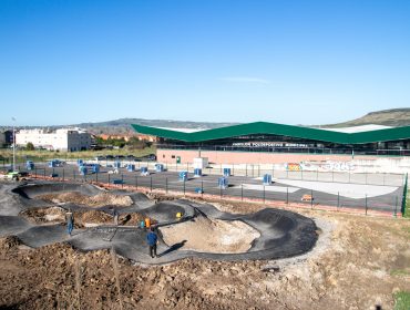 Parcela donde se ubica el área deportiva de Requejada, donde se construye el Pump Track