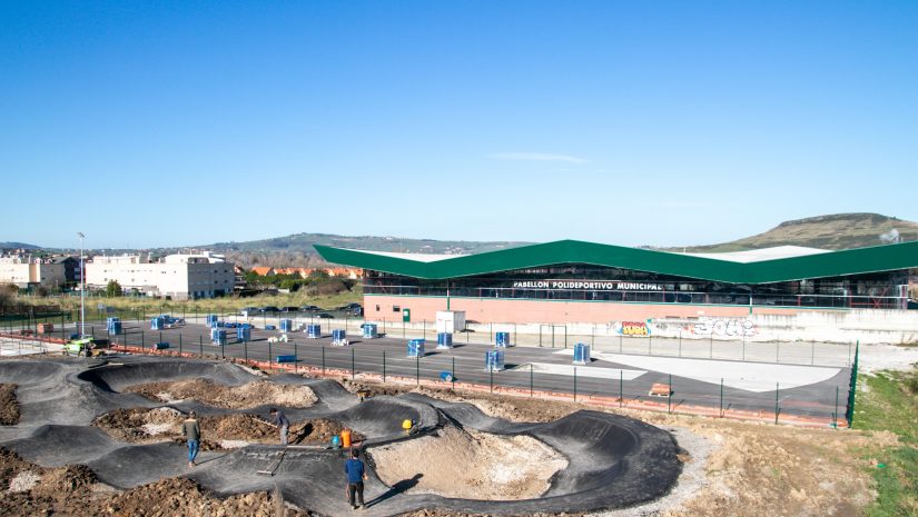 Parcela donde se ubica el área deportiva de Requejada, donde se construye el Pump Track