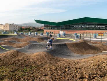 Aficionados practicando deporte en las nuevas instalaciones del Pump Track de Requejada