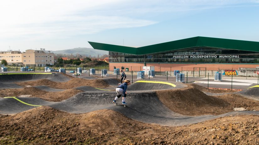 Aficionados practicando deporte en las nuevas instalaciones del Pump Track de Requejada