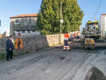 La alcaldesa de Polanco, Rosa Díaz Fernández, revisando unos trabajos de asfaltado de caminos junto al concejal de Barrios, Fernando Sañudo Pérez