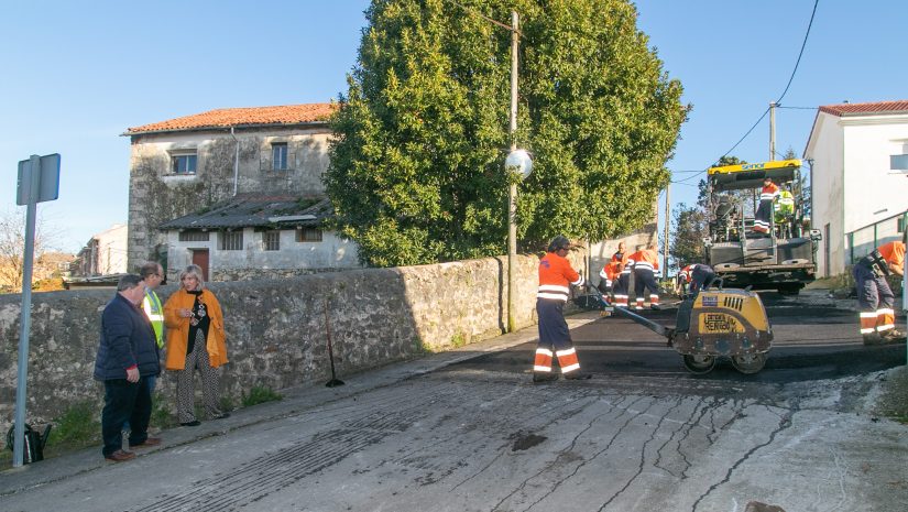 La alcaldesa de Polanco, Rosa Díaz Fernández, revisando unos trabajos de asfaltado de caminos junto al concejal de Barrios, Fernando Sañudo Pérez