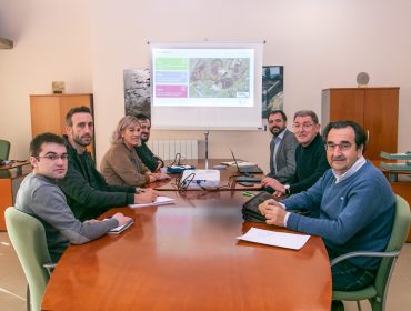 Comisión de seguimiento del convenio presidida por la alcaldesa, Rosa Díaz Fernández, y el director de Solvay, Jorge Oliveira