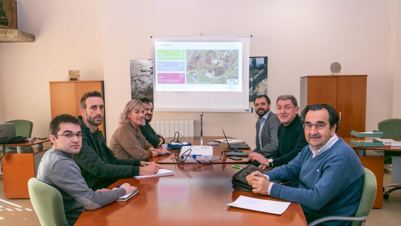 Comisión de seguimiento del convenio presidida por la alcaldesa, Rosa Díaz Fernández, y el director de Solvay, Jorge Oliveira