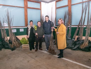 La alcaldesa y los concejales durante la entrega de los árboles a un vecino