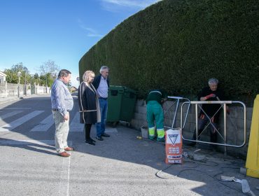 La alcaldesa de Polanco, Rosa Díaz Fernández, y los concejales de Obras y Barrios, Avelino Rodríguez Muriedas y Fernando Sañudo Pérez, comprobando la colocación de las últimas sujeciones instaladas en contenedores