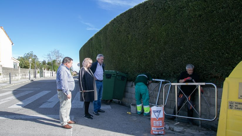 La alcaldesa de Polanco, Rosa Díaz Fernández, y los concejales de Obras y Barrios, Avelino Rodríguez Muriedas y Fernando Sañudo Pérez, comprobando la colocación de las últimas sujeciones instaladas en contenedores