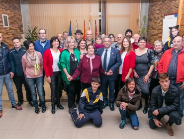 El presidente y la alcaldesa junto a la homenajeada y parte de su familia