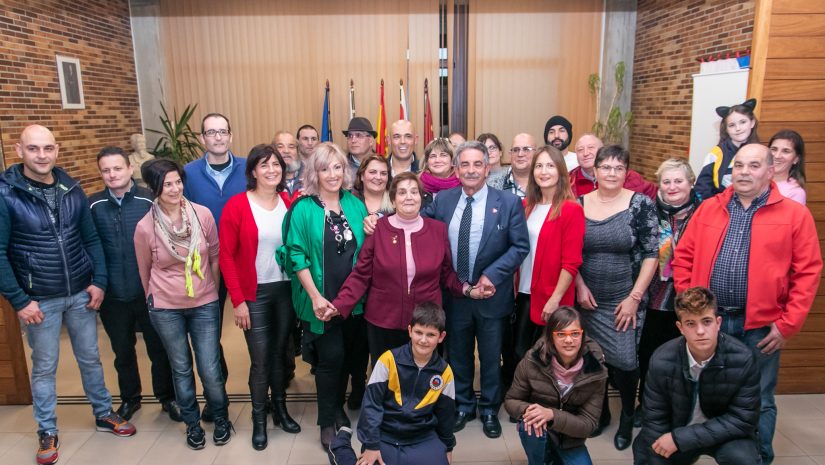 El presidente y la alcaldesa junto a la homenajeada y parte de su familia