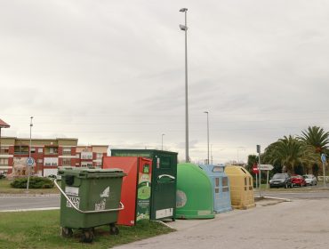 ontenedores de uno de los puntos de recogida de basura situado en el centro de Rinconeda