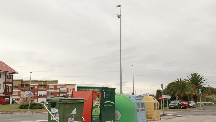 ontenedores de uno de los puntos de recogida de basura situado en el centro de Rinconeda