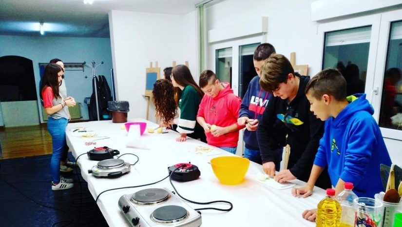 Jóvenes de Polanco en un taller de cocina