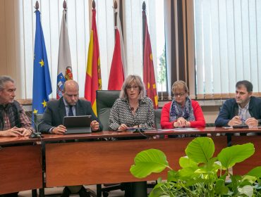 La alcaldesa y el concejal de Hacienda durante un reciente pleno de la Corporación