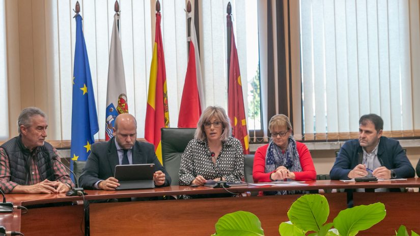 La alcaldesa y el concejal de Hacienda durante un reciente pleno de la Corporación
