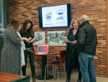 La alcaldesa y la concejal de Igualdad explicando el contenido de la encuesta a dos vecinos del municipio