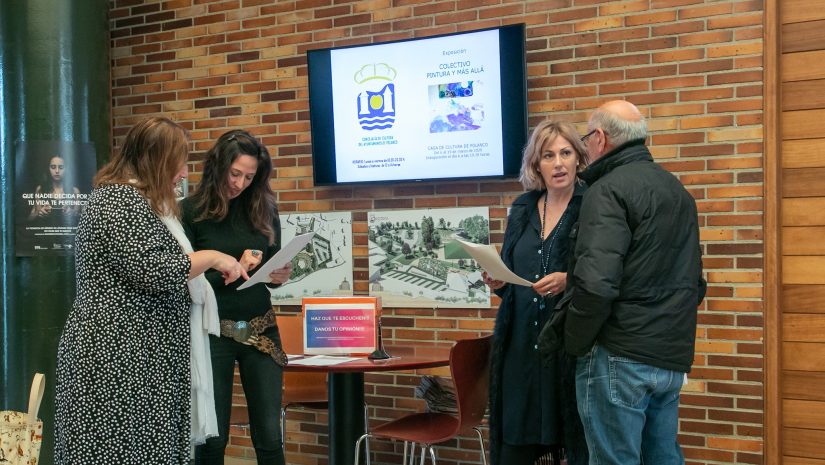 La alcaldesa y la concejal de Igualdad explicando el contenido de la encuesta a dos vecinos del municipio