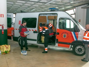 oluntarios de Protección Civil de Polanco preparando el transporte de alimentos a personas que viven solas
