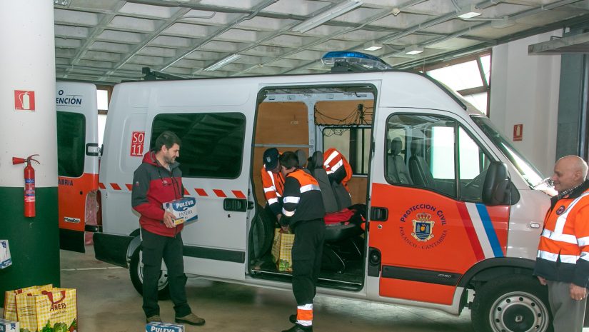 oluntarios de Protección Civil de Polanco preparando el transporte de alimentos a personas que viven solas