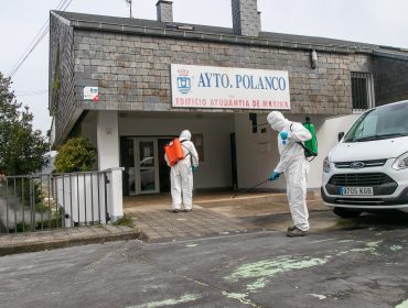 Operarios que llevan a cabo la desinfección den las calles de Polanco