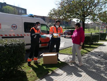 Voluntarios de Protección Civil de Polanco entregan el material necesario para confeccionar mascarillas