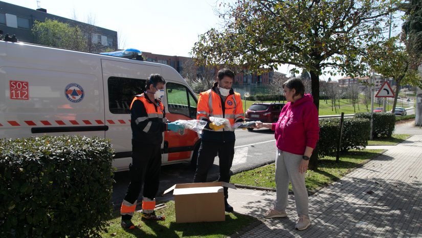 Voluntarios de Protección Civil de Polanco entregan el material necesario para confeccionar mascarillas