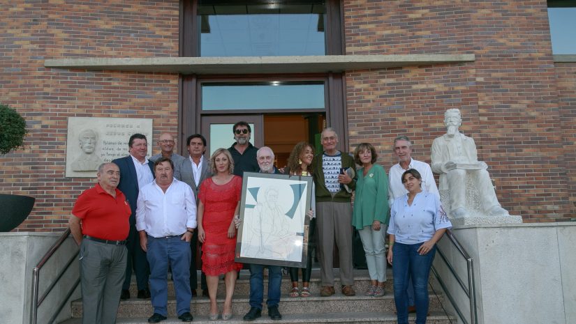 Anthony Clarke (cuarto por la derecha) junto a los últimos alcaldes de Polanco, el pintor Pedro Sobrado y asistentes al acto organizado por el municipio en agosto de 2018