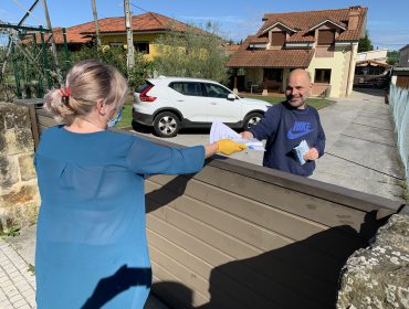 Concejal de Polanco durante la entrega de las mascarillas a un vecino en la mañana de hoy, sábado