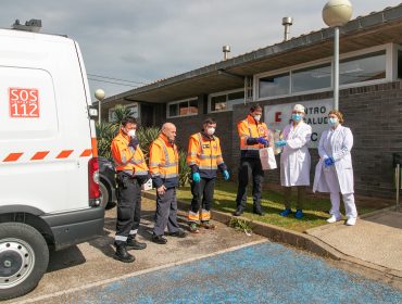 Entrega de las máscaras sanitarias a los responsables del centro de salud de Polanco