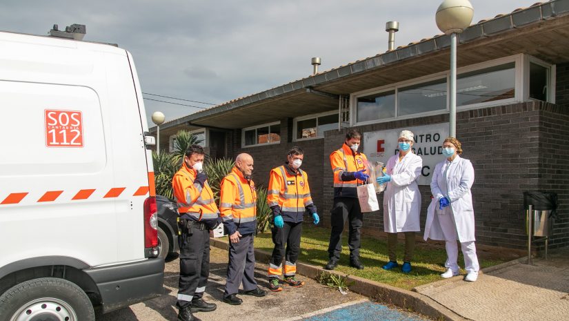 Entrega de las máscaras sanitarias a los responsables del centro de salud de Polanco