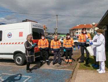 La alcaldesa y voluntarios de Protección Civil durante la entrega de material a los sanitarios del centro de salud