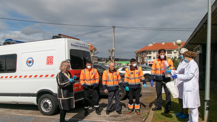 La alcaldesa y voluntarios de Protección Civil durante la entrega de material a los sanitarios del centro de salud